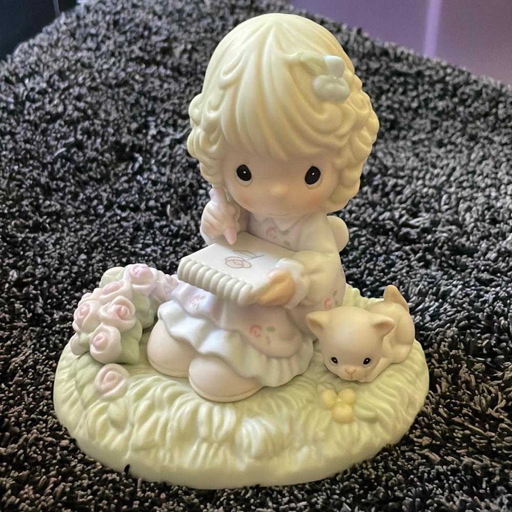 Precious Moments “a picture is worth a thousand words” figurine